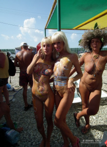 Two hot blondies love body art