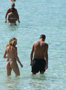 Naked babe walks into the sea
