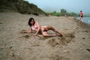 08-nudists-in-the-sand