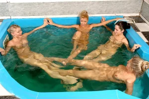 07-nude-girls-in-jacuzzi