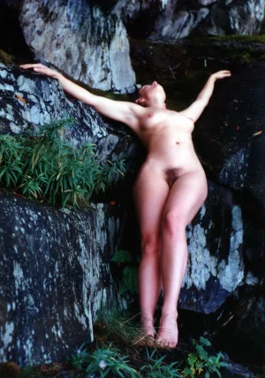 06-amazing-nude-girls-near-the-water