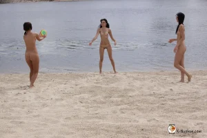 08-three-amazing-nudists