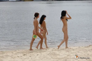 09-three-amazing-nudists