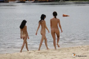 11-three-amazing-nudists