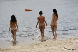13-three-amazing-nudists