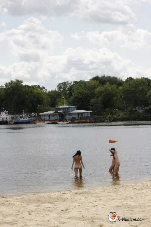 14-three-amazing-nudists