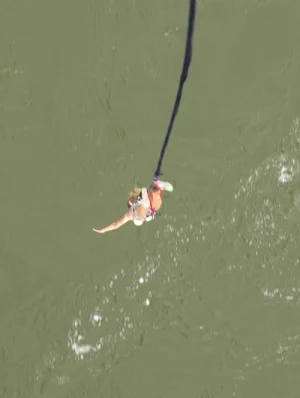 04-babes-bungee-jumping