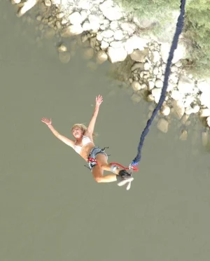 05-babes-bungee-jumping