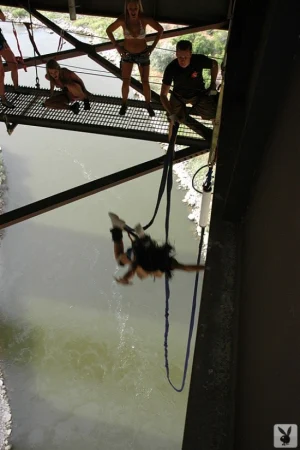 10-babes-bungee-jumping