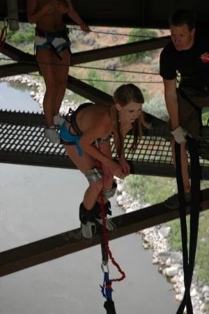 15-babes-bungee-jumping
