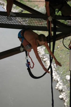 16-babes-bungee-jumping