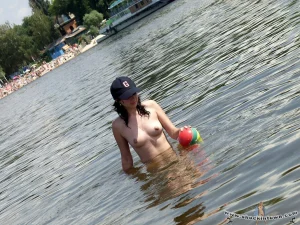 17-nude-beauty-with-a-ball