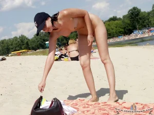 20-nude-beauty-with-a-ball