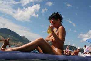 07-beautiful-nude-chicks-on-the-beach