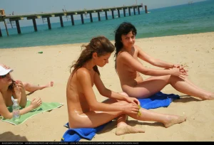 17-shiny-nudist-on-the-beach