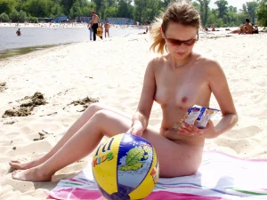 01-pretty-nudist-with-chips