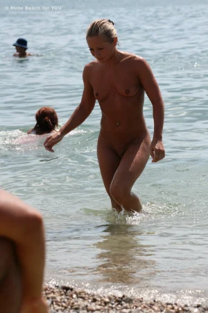 09-candid-shots-from-nude-beach