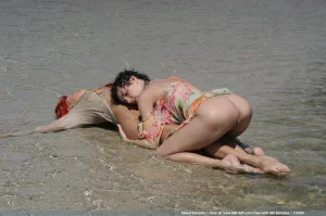 13-patient-girlsfriends-laying-by-the-water