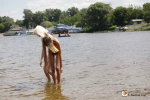 10-some-nudists-girls-love-snake