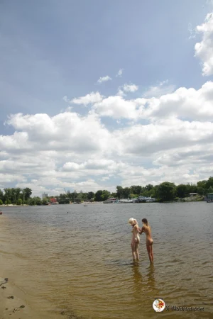 14-some-nudists-girls-love-snake