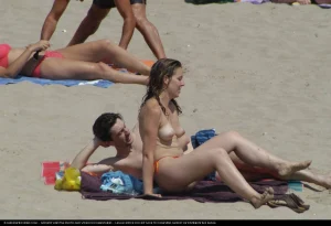 01-hot-topless-chicks-on-the-beach-show-their-large-tits