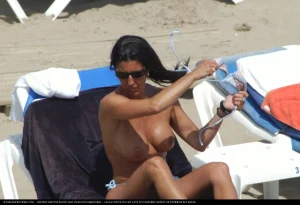05-hot-topless-chicks-on-the-beach-show-their-large-tits