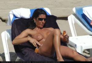 06-hot-topless-chicks-on-the-beach-show-their-large-tits