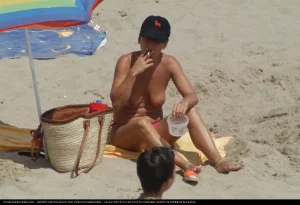 07-hot-topless-chicks-on-the-beach-show-their-large-tits