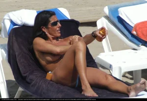 08-hot-topless-chicks-on-the-beach-show-their-large-tits