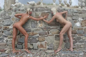 06-blondes-nude-outside