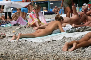 02-candid-sexy-babes-from-nude-beach