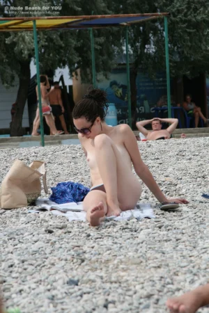 13-candid-sexy-babes-from-nude-beach