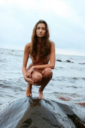 09-sexy-breasted-babe-walks-on-the-beach