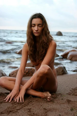 10-sexy-breasted-babe-walks-on-the-beach