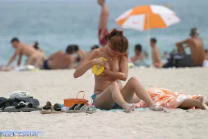 05-girl-prefers-taking-sunbathes-topless