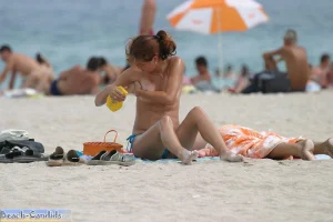 07-girl-prefers-taking-sunbathes-topless