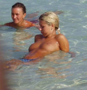 11-topless-hot-chicks