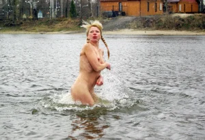 08-naked-chicks-on-the-beach