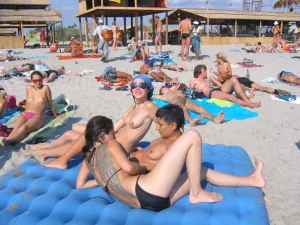 01-sexy-topless-babes-on-the-sand-beach