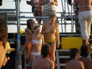 03-sexy-topless-babes-on-the-sand-beach