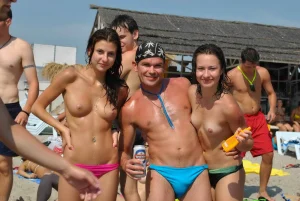 04-erotic-topless-chicks