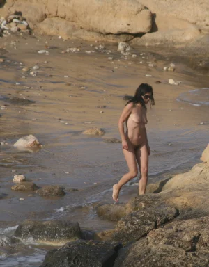 04-candid-babe-on-rocks