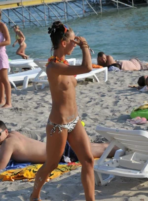 02-amazing-nudists-on-party