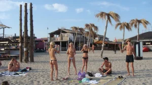 11-amazing-nudists-on-party