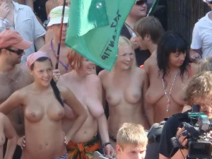 12-amazing-nudists-on-party