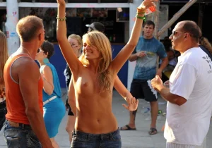 02-party-topless-chicks