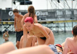 09-party-topless-chicks