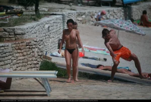 01-two-chicks-got-great-tits