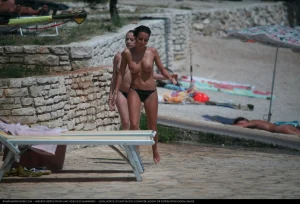 04-two-chicks-got-great-tits