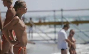 09-topless-babes-looks-good